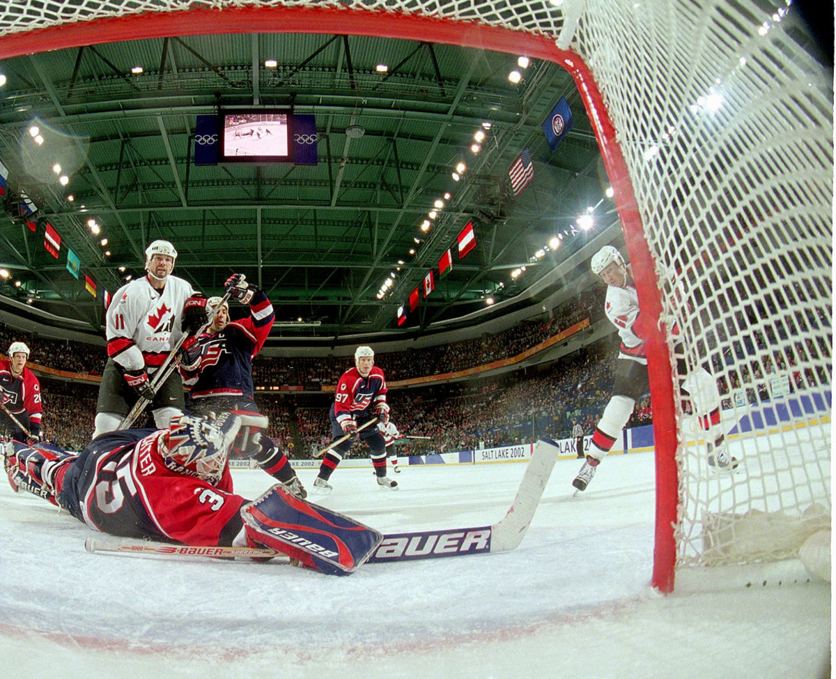 2002-mario-lemieux-mike-richter-001092463.jpg
